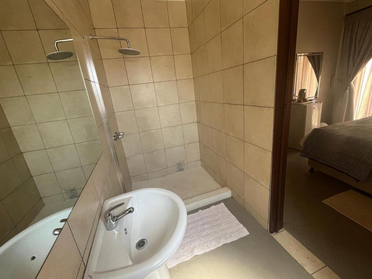 Toro Guest House Ράστενμπεργκ Εξωτερικό φωτογραφία
