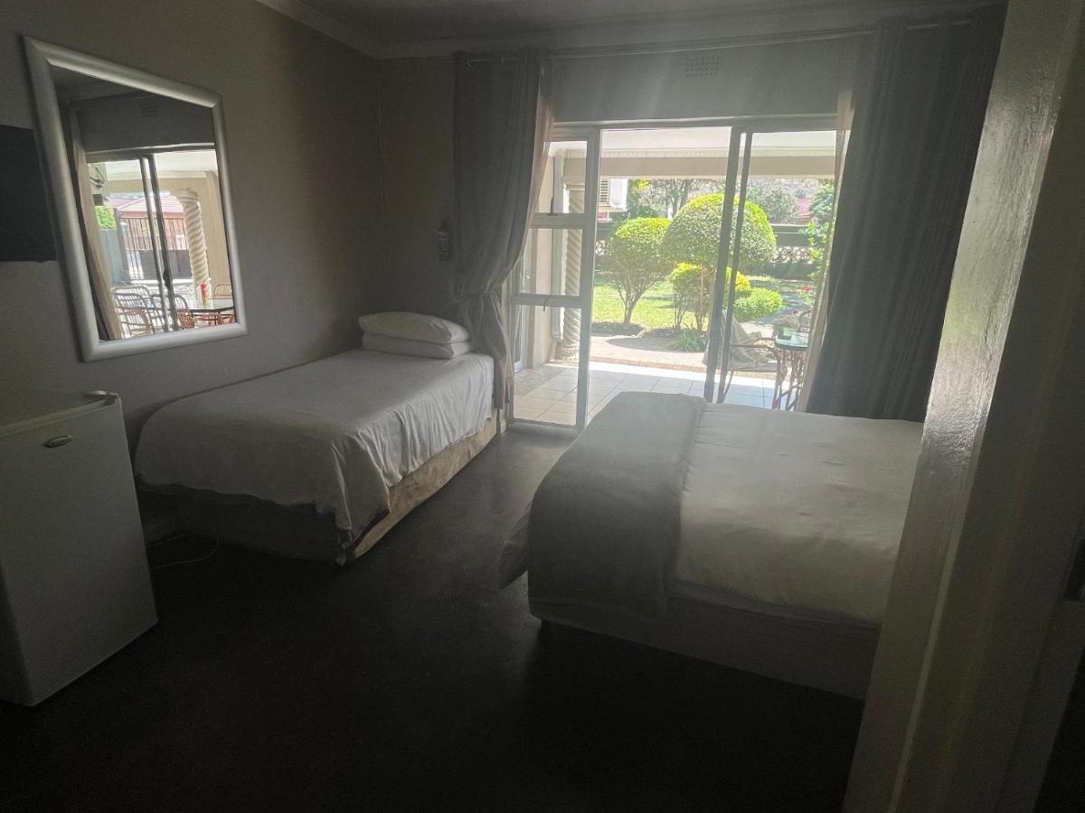 Toro Guest House Ράστενμπεργκ Εξωτερικό φωτογραφία